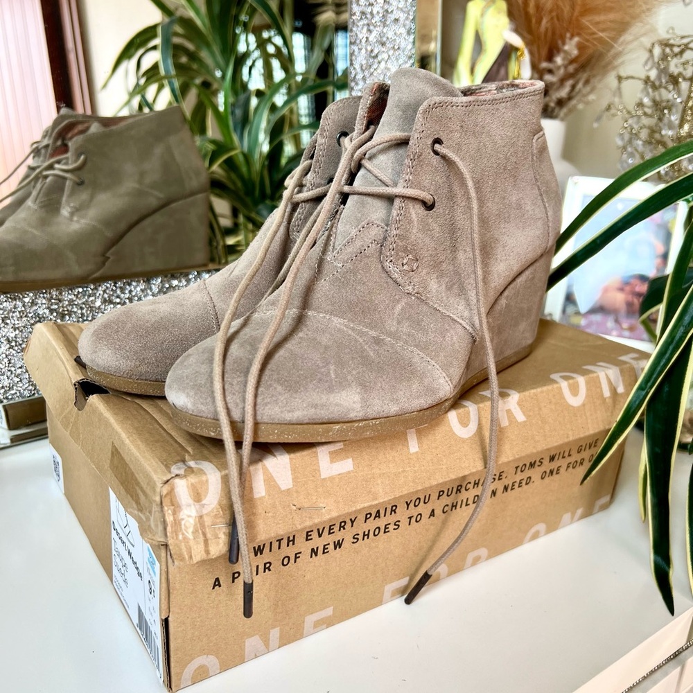TOMS Desert Wedge Taupe Suede Ankle Boots Size 9.5